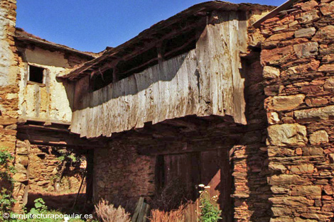 Villar del Monte, corredor de madera