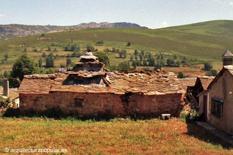 Villar del Monte, chimenea acampanada