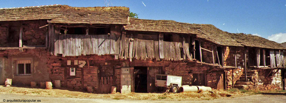 Villar del Monte, frente de fachadas en la calle Real