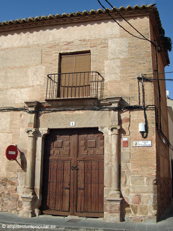 Almagro, portada en la Calle de San Bartolome, 6