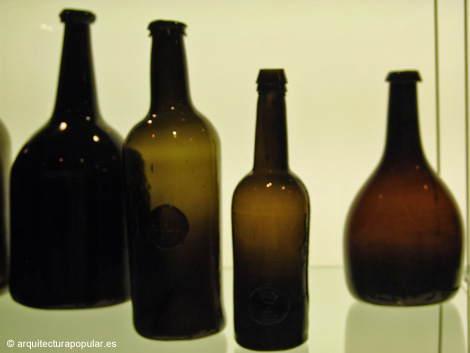 Museo del Vidrio, botellas siglo xviii