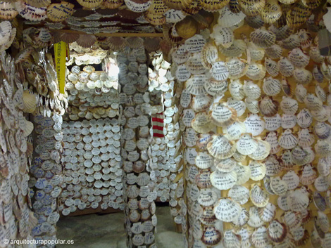 El rincon del peregrino, conchas de vieira en paredes