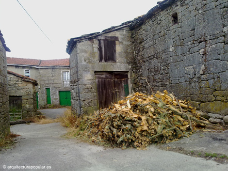 Albergueria, calle con edificios auxiliares