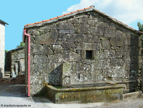 Albergueria, fuente lavadero adosada al edificio del horno comunal