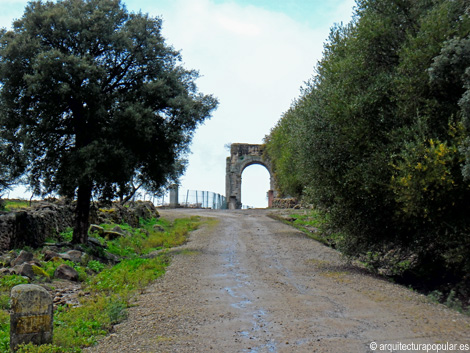 Caparra. Arco y vía de La Plata