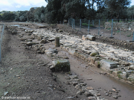 Caparra, decumanus maximus y restos de tabernae