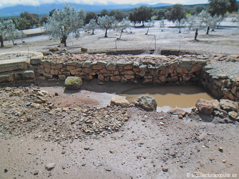 Caparra, puerta sureste, encuentro entre bastion y muralla