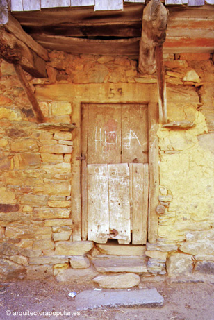 Vivienda Villar del Monte.  Puestra de una hoja dividida