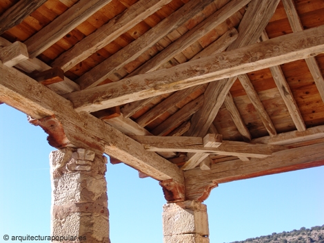 Salinas de Imón, almacén de San Antonio, detalle pórtico de acceso