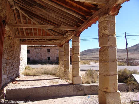 Salinas de Imón, almacén de San Antonio, pórtico de acceso