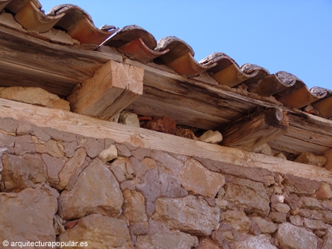 Salinas de Imón, almacén de San José, detalle de la cornisa