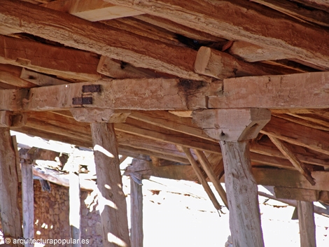 Salinas de Imón, almacén de San José, detalle de los pórticos de madera