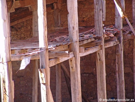 Salinas de Imón, almacén de San José, detalle de los forjados de madera