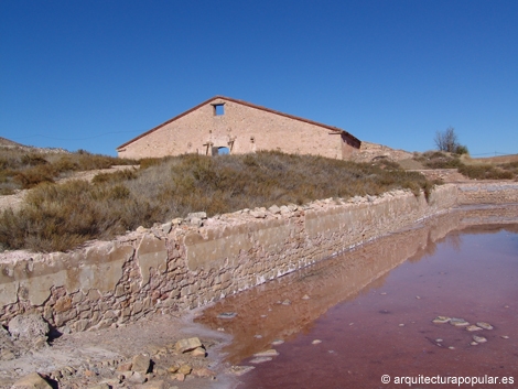 Salinas de Imón, uno de los estanques y almacén de San Pedro